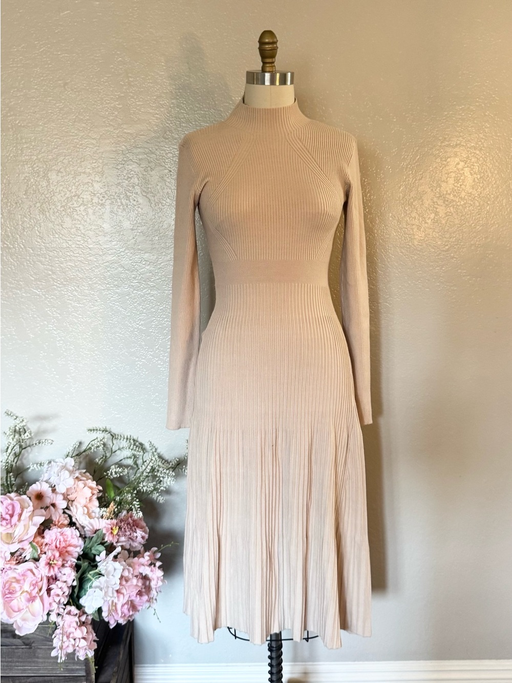 Elegant Long-Sleeve Knit Midi Dress in Beige